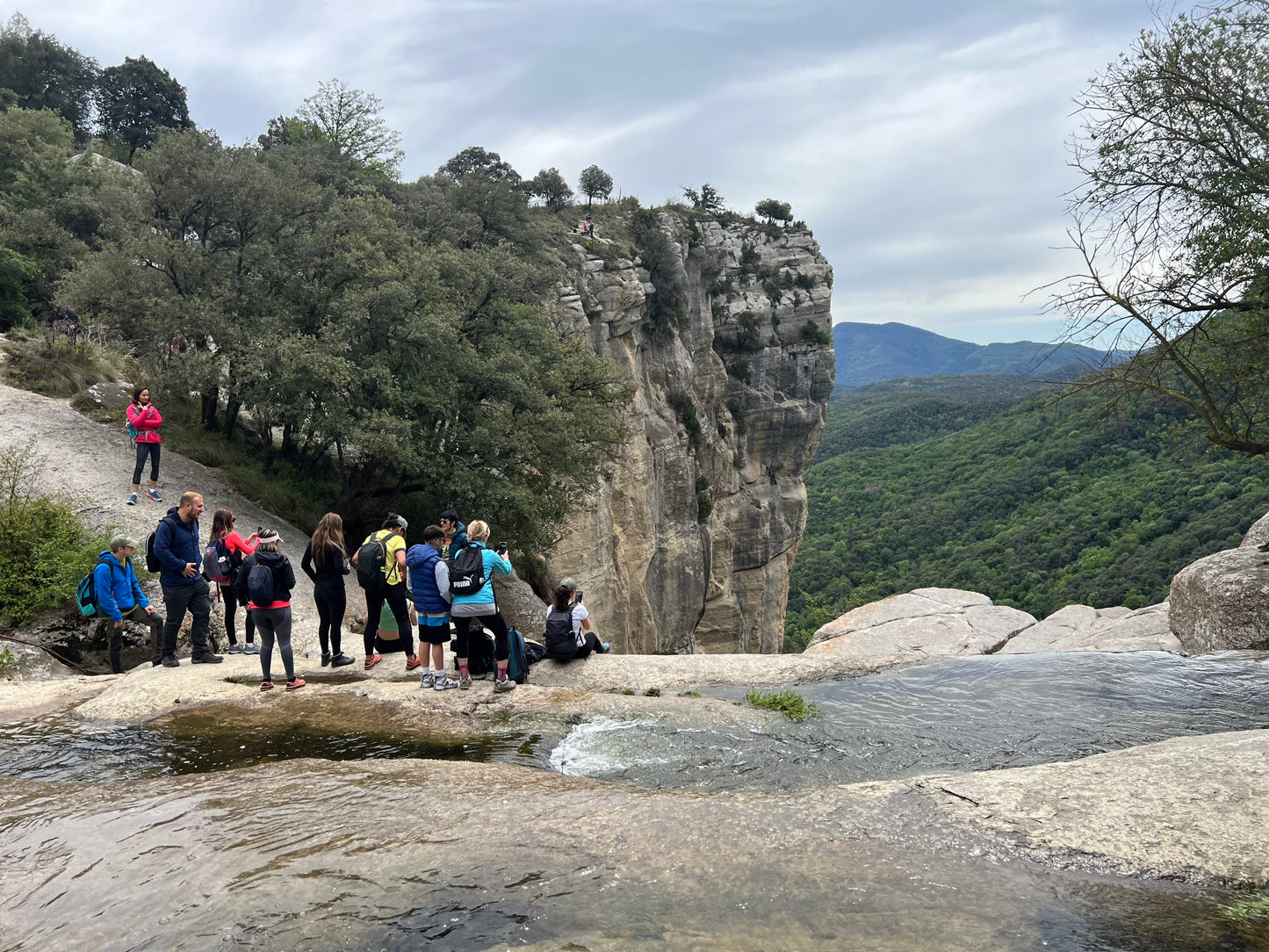 🚌 EN BUS 🏰 Increíble Rupit medieval y cascada de 100 metros! 🌊 Intermedio 12km 💪 ➸ 🗓️ Sábado, 31.05.25