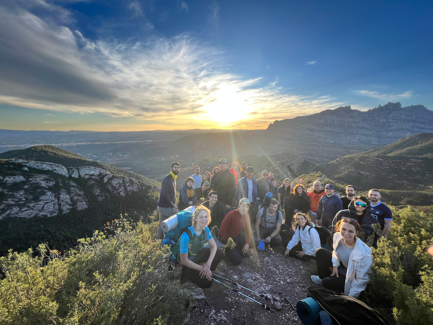 🔒COMPLETO 🌄 Ruta, atardecer y vivac en la montaña 🌜😴 Intermedio 11km 💪 ➸ 📅 Sábado 08.06.24 - Domingo 09.06.24 💰29€