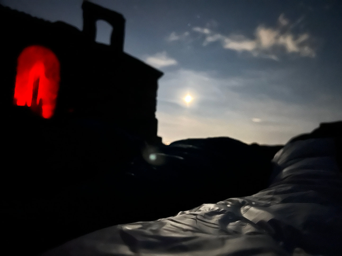 🔒COMPLETO 🌄 Ruta, atardecer y vivac en la montaña 🌜😴 Intermedio 11km 💪 ➸ 📅 Sábado 08.06.24 - Domingo 09.06.24 💰29€