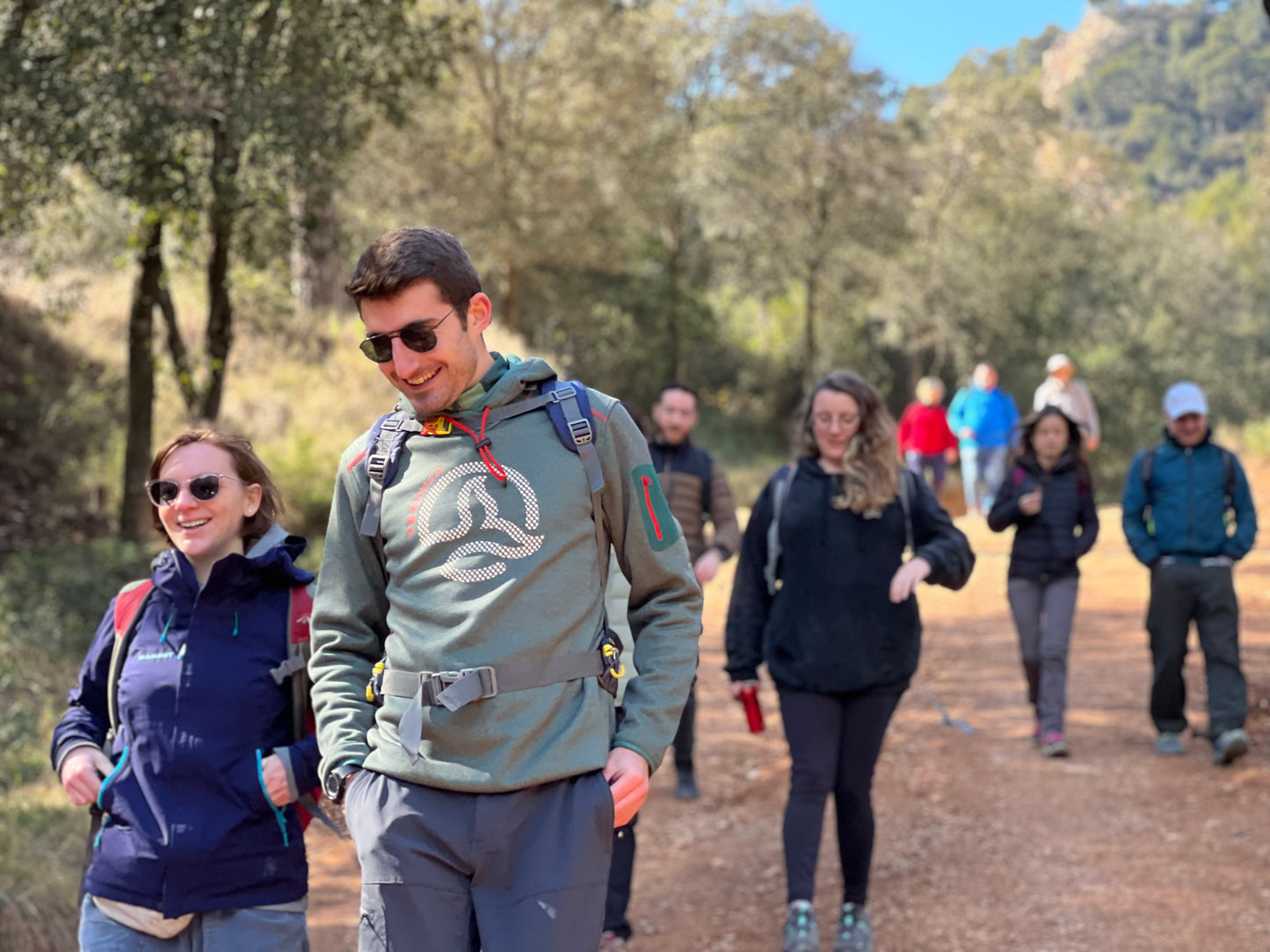 🔥2 plazas 🌳 Ruta por la mítica Colonia Güell y Menú de pueblo 🥘 Intermedio 💪 ➸ 📅 Domingo, 19.01.25