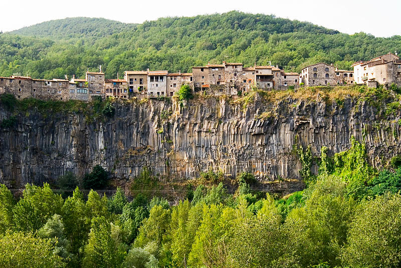 🔒COMPLETO 🏘️⛰️ Espectacular Castellfollit & Calçotada 🧅🔥 Intermedio 12km 💪 ➸ 📅 18.02.23 💰 35€