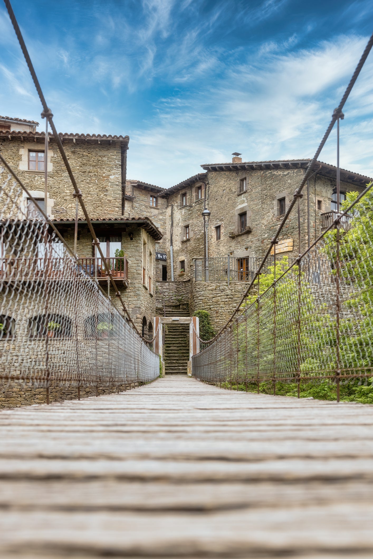 🔥1 plaza 🏰 Rupit medieval y cascada de 100 metros! 🌊 Intermedio 12km 💪 ➸ 📅01.04.23 💰 39€