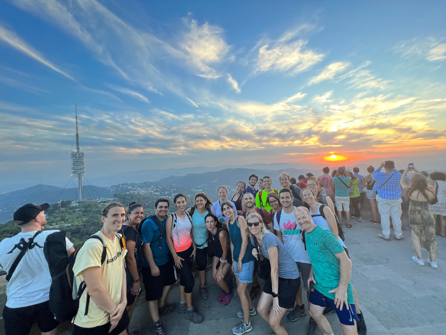 🚅 EN TREN 🌙 Ruta nocturna: Atardecer en el Tibidabo 🌅 Fácil-Intermedio 10km ➸ 📅 Viernes, 30.05.25