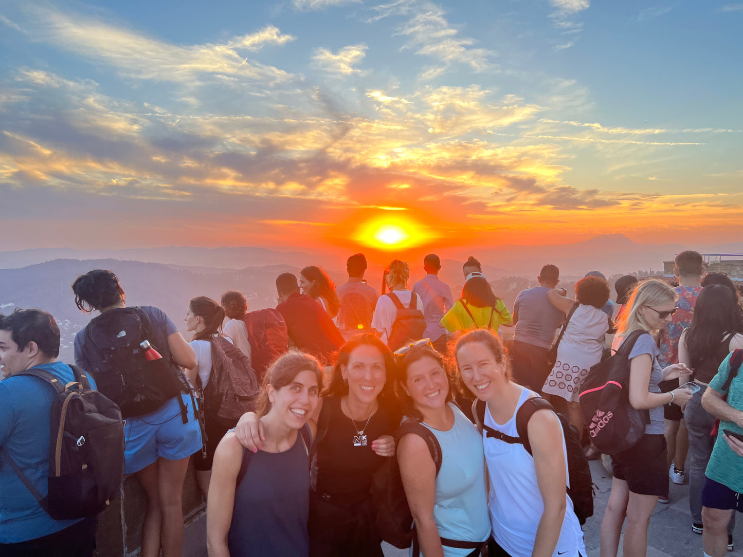 🚅 EN TREN 🌙 Ruta nocturna: Atardecer en el Tibidabo 🌅 Fácil-Intermedio 10km ➸ 📅 Viernes, 30.05.25