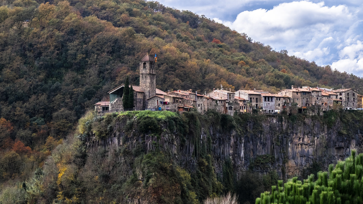 🔥3 plazas ⛰️Espectacular Castellfollit & Última Calçotada 🧅🔥 Intermedio 12km 💪 ➸ 📅 04.03.23 💰 35€